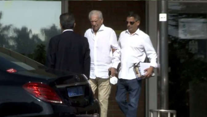 Mario Vargas Llosa es dado de alta tras ser hospitalizado por Covid-19