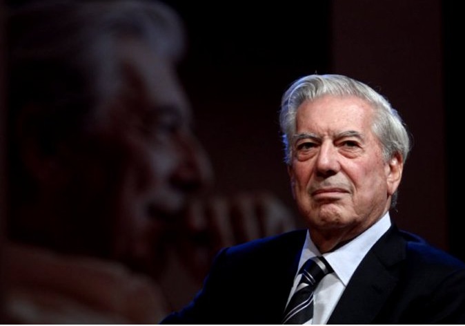 Mario Vargas Llosa es hospitalizado por Covid-19