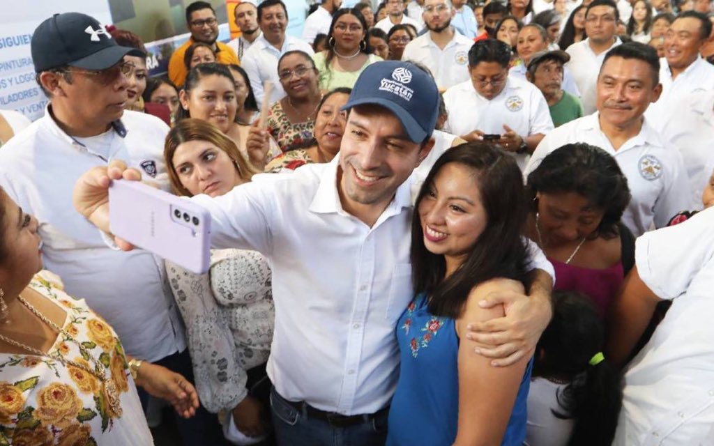 Mauricio Vila entrega apoyos a la población de Tinum