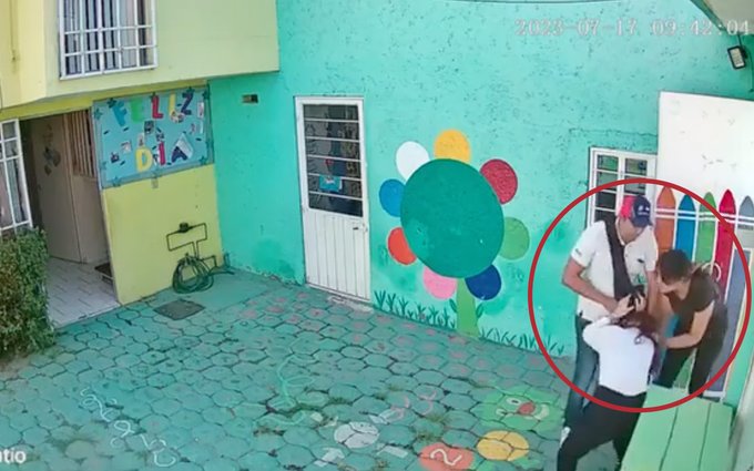 Padres golpean y encañonan a maestra en kínder de Cuautitlán