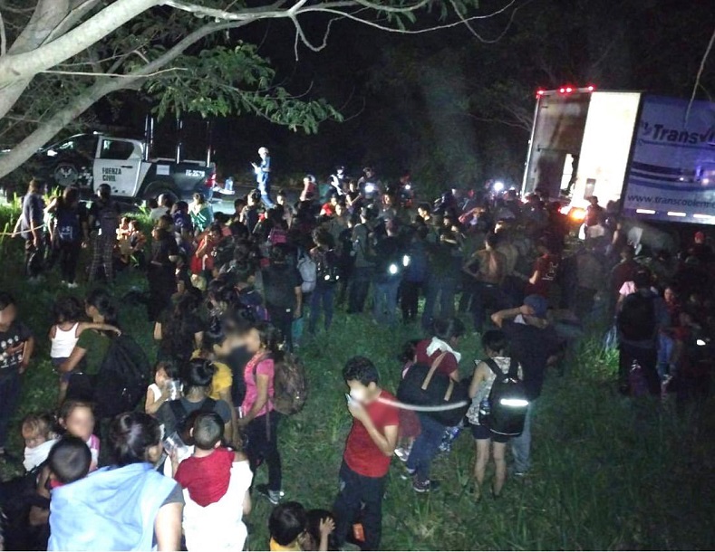 'Polleros' abandonan en Veracruz a 206 migrantes hacinados en tráiler