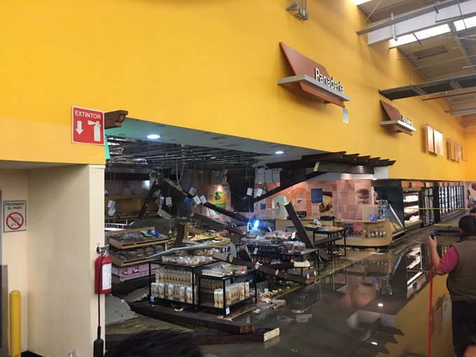 Se desploma techo de Walmart en Ecatepec tras fuerte granizada