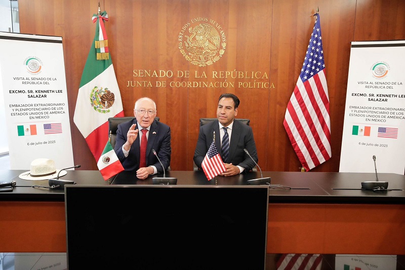 Se reúnen Eduardo Ramírez y Ken Salazar en el Senado para afinar la cooperación bilateral México-EU
