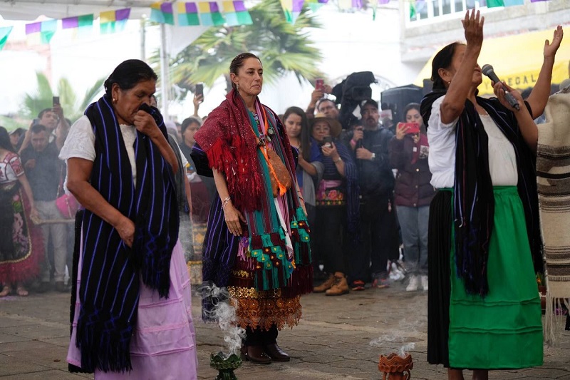 En Cheranástico, Claudia Sheinbaum se convierte en la primera mujer en ser nombrada ‘’Nana’’ de la comunidad purépecha de Michoacán