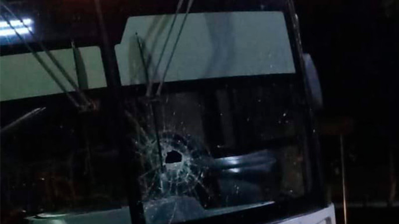 Comando armado ataca un camión con trabajadores del Cefereso Los Tazumbos