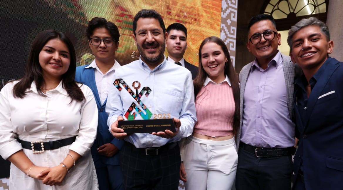 Realiza Martí Batres entrega del Premio de la Juventud 2023