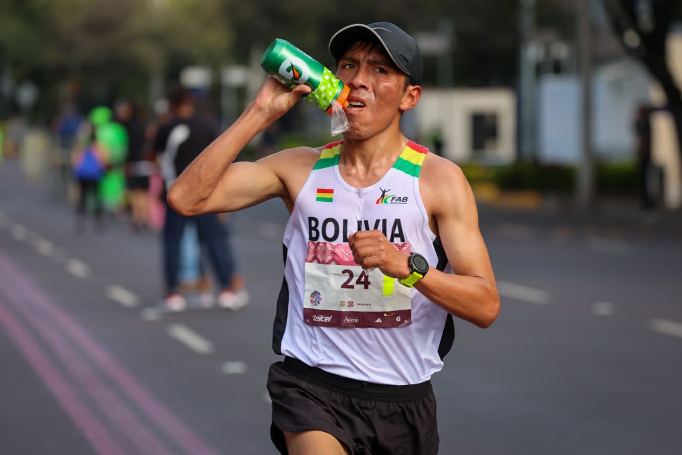 Héctor Garibay, corredor boliviano, rompe récord del Maratón de la CDMX