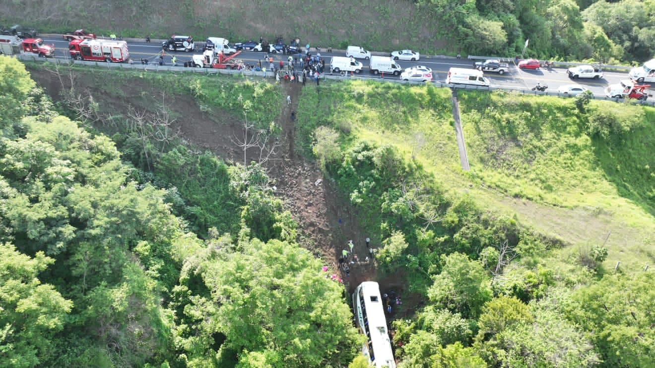 Aumenta a 17 la cifra de muertos por caída de autobús a barranco de Tepic