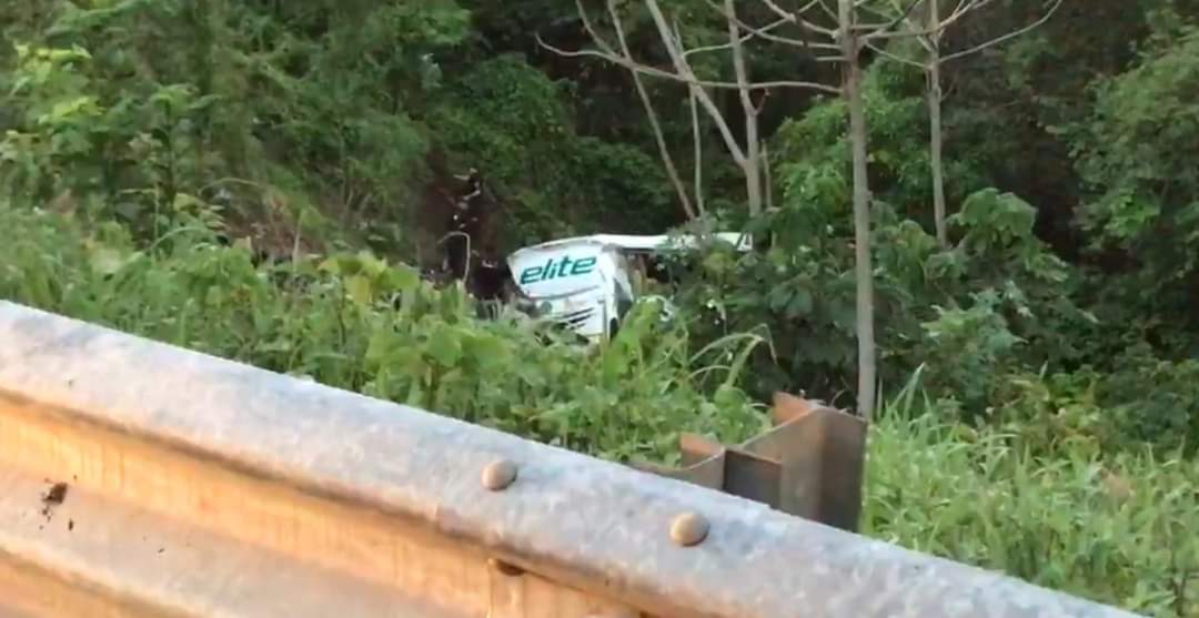 Autobús de pasajeros cae a barranco en Tepic, Nayarit; hay 15 muertos