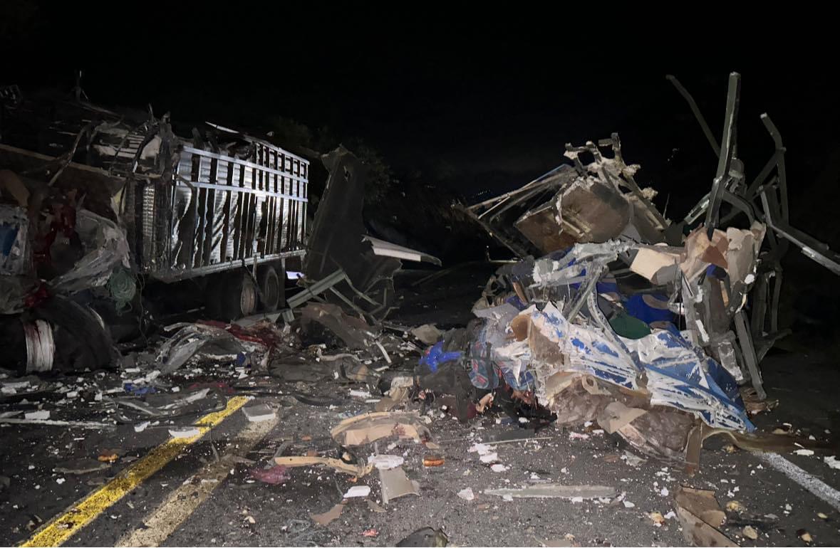 Autobús de pasajeros y tráiler chocan en la Tehuacán-Oaxaca