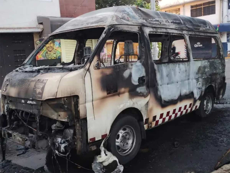 Caen presuntos extorsionadores que incendiaron una combi en Coacalco