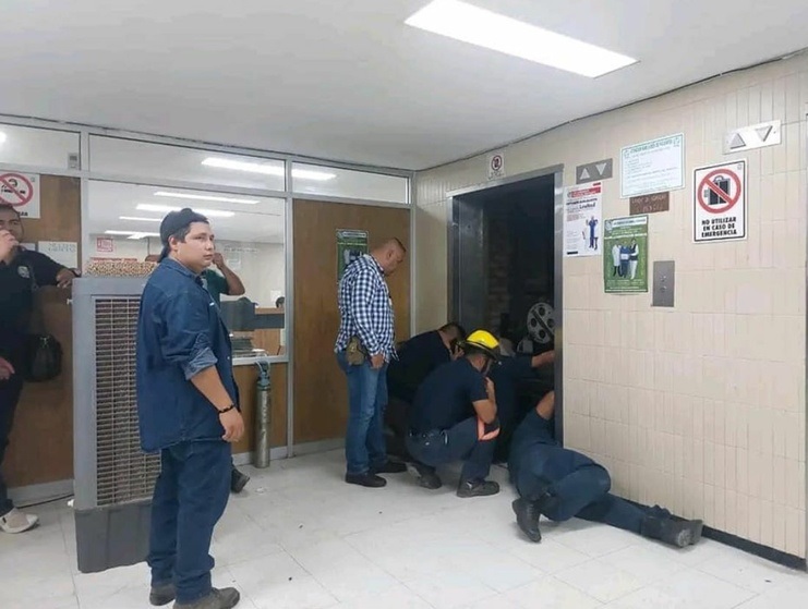 Falla elevador en hospital del IMSS en Coahuila; personas estuvieron atrapadas 3 horas