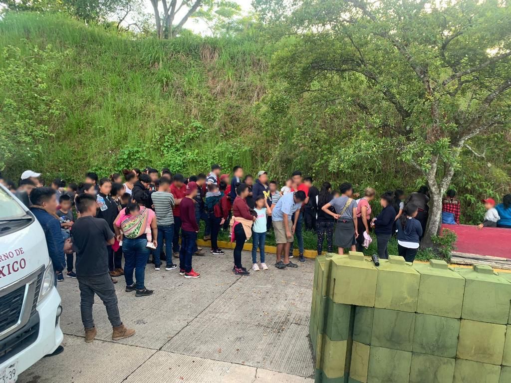 INM rescata a 126 migrantes en Veracruz; portaban pulseras con número de serie