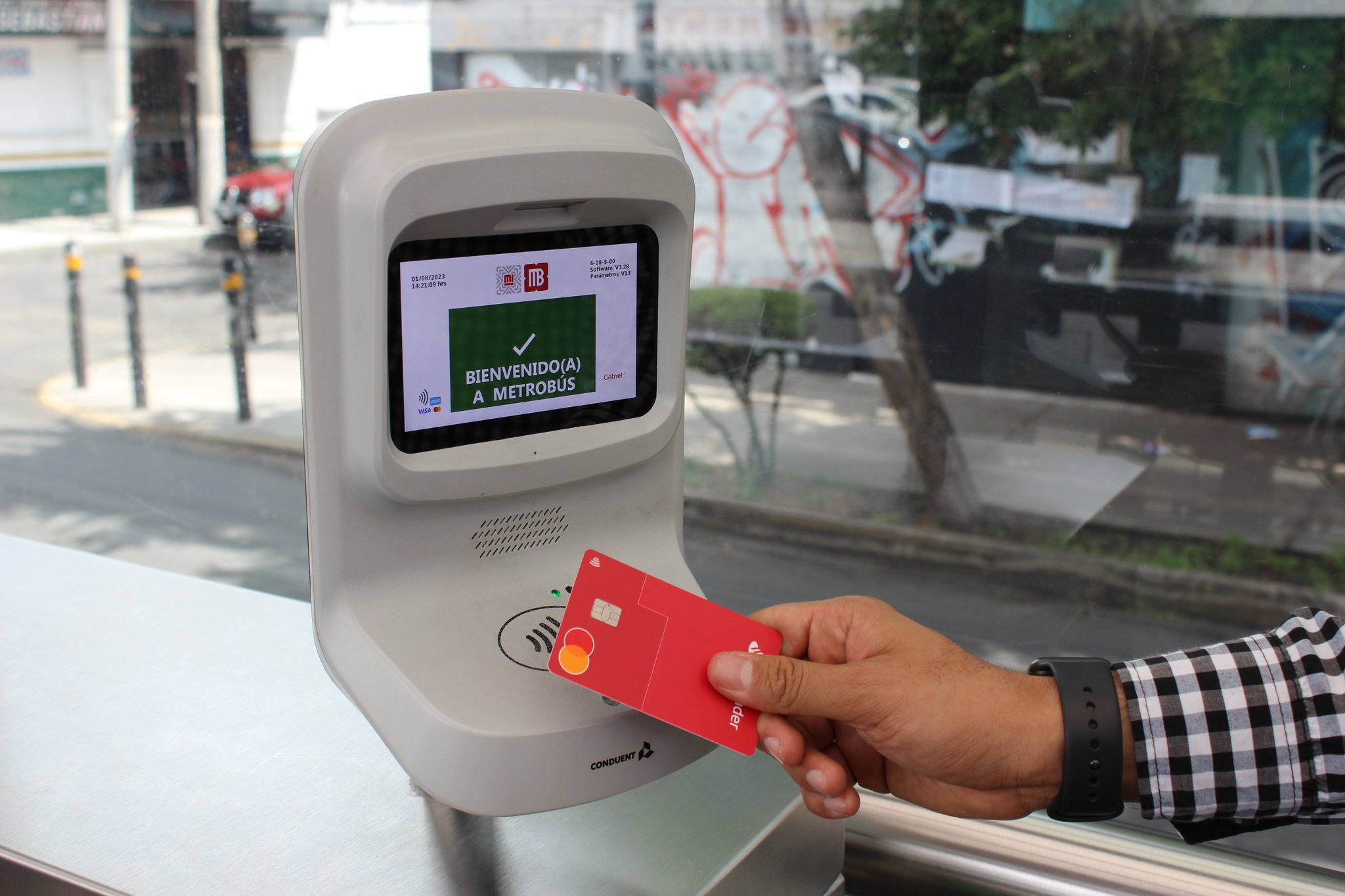 Línea 6 del Metrobús estrena nuevo sistema de pago y acceso
