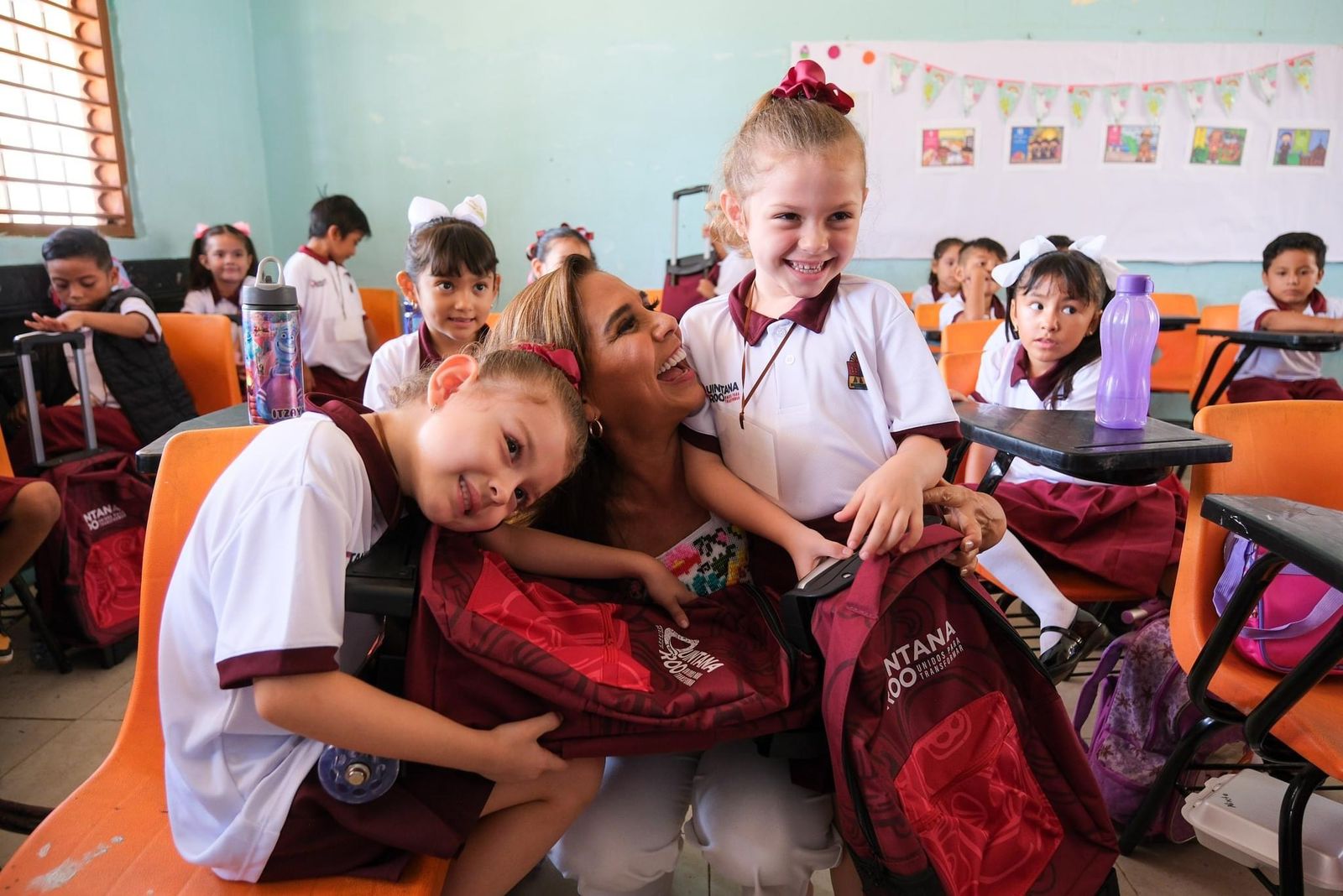 Mara Lezama entrega mochilas y útiles escolares en Felipe Carrillo Puerto