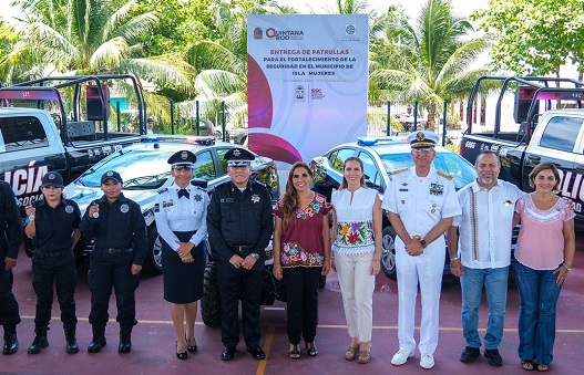 Mara Lezama entrega nuevas patrullas en Isla Mujeres