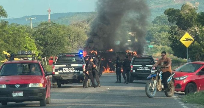 Michoacán, entre balaceras, quemas y bloqueos