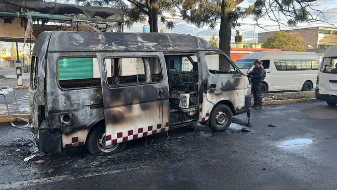 Presuntos extorsionadores incendian combi en Coacalco