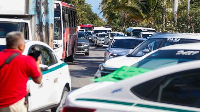 Taxista en Cancún lanza ácido contra conductor de Uber