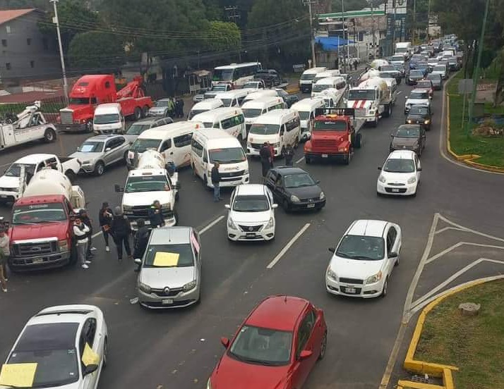 Transportistas bloquean la circulación frente al Palacio Municipal de Atizapán