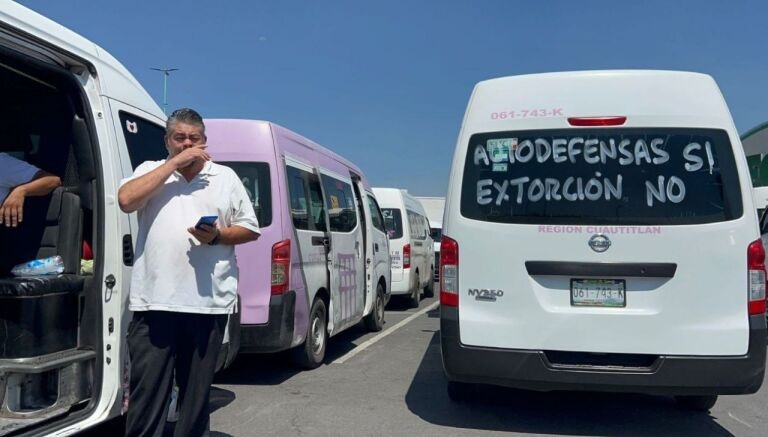 Transportistas realizan protesta en contra de la inseguridad