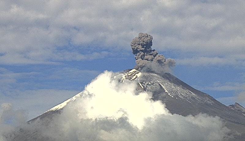 Volcán Popocatépetl registra 59 exhalaciones, tremor y dos explosiones