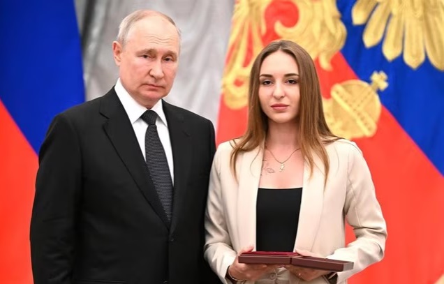 Vladimir Putin entrega condecoraciones a viudas de militares muertos en Ucrania