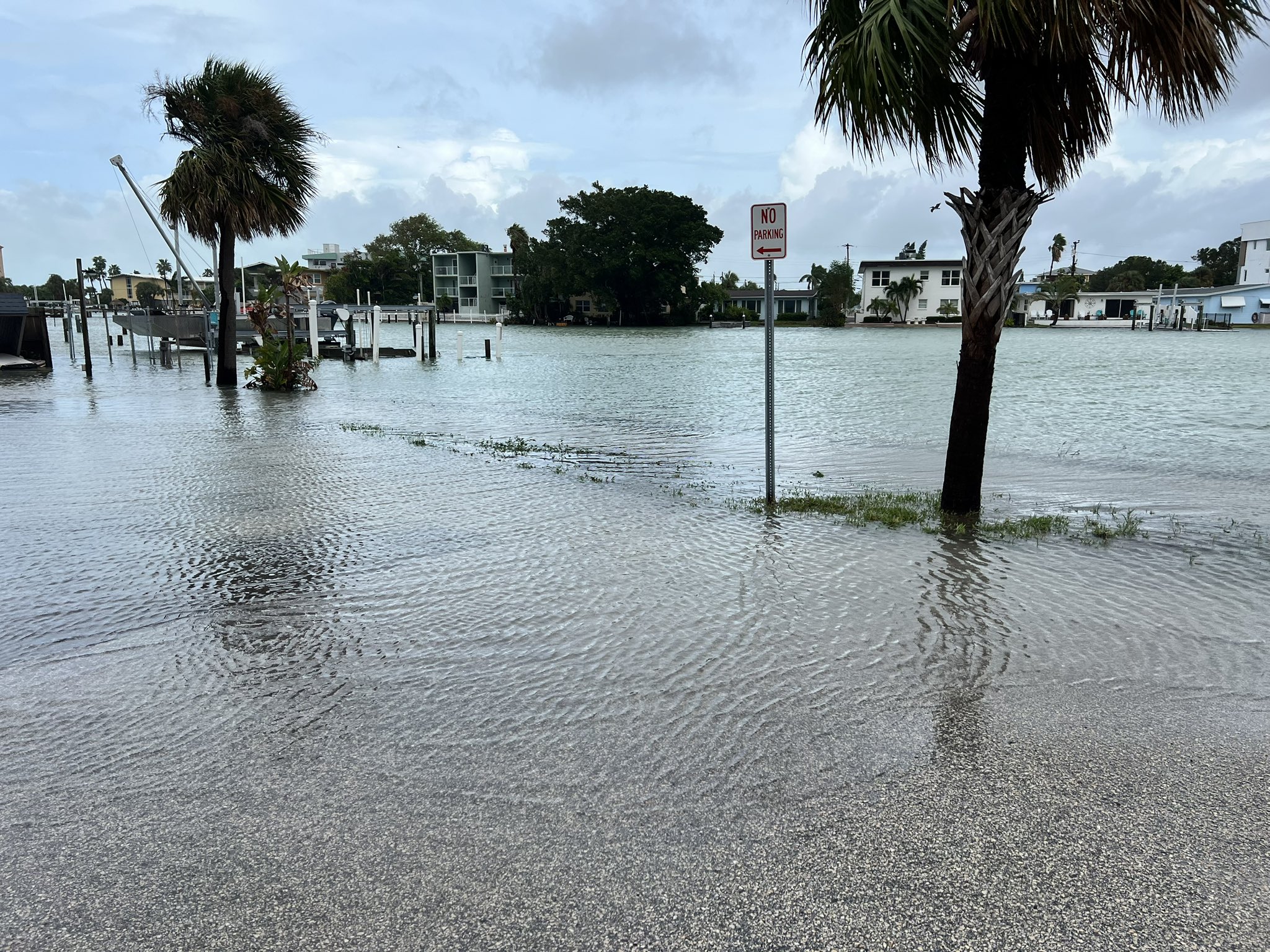 ‘Idalia’ toca tierra en Florida y se degrada a huracán categoría 2