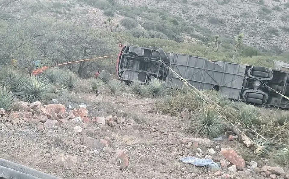 Autobús turístico cae a barranco en SLP; deja 10 muertos