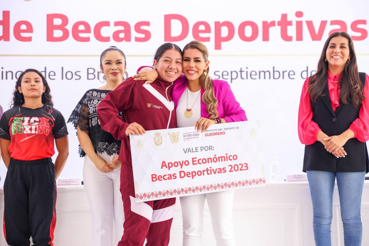 Evelyn Salgado entrega becas a deportistas y entrenadores de Guerrero