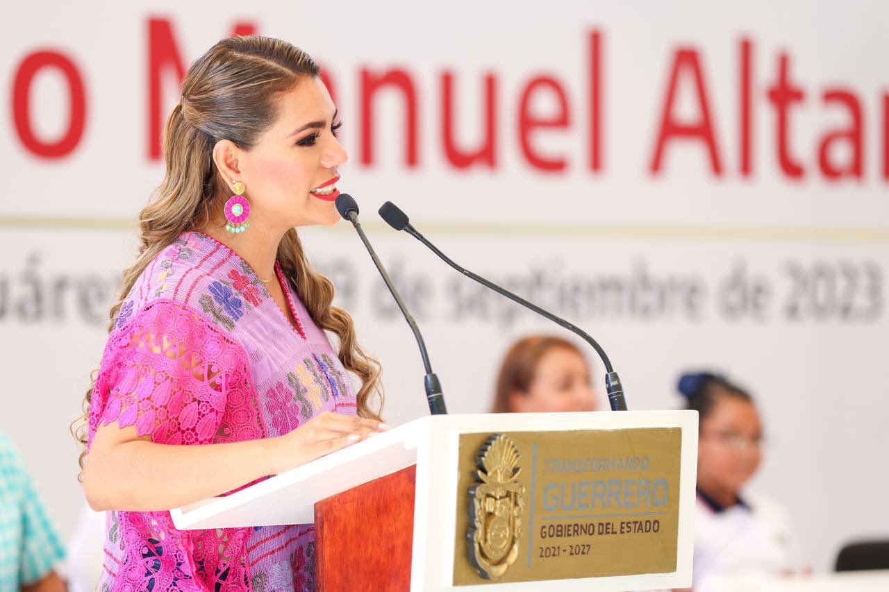 Entrega la gobernadora Evelyn Salgado 345 apoyos del programa Becas Ignacio Manuel Altamirano en Acapulco