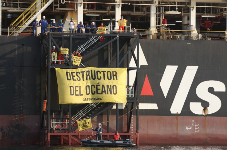 Greenpeace sube al barco minero Hidden Gem como forma de protesta