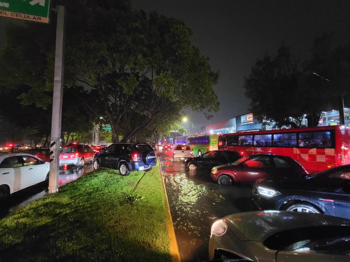 Guadalajara bajo el agua; vehículos quedan sumergidos tras lluvias