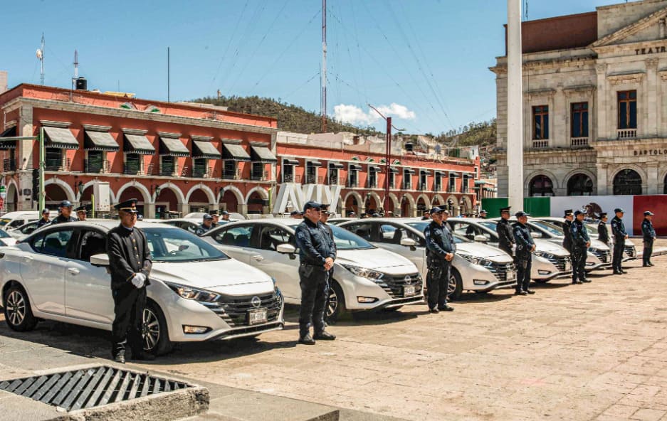 Julio Menchaca entrega uniformes y patrullas a policías de Hidalgo