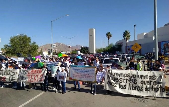 Maestros de Chihuahua marchan a favor de libros de texto de la SEP