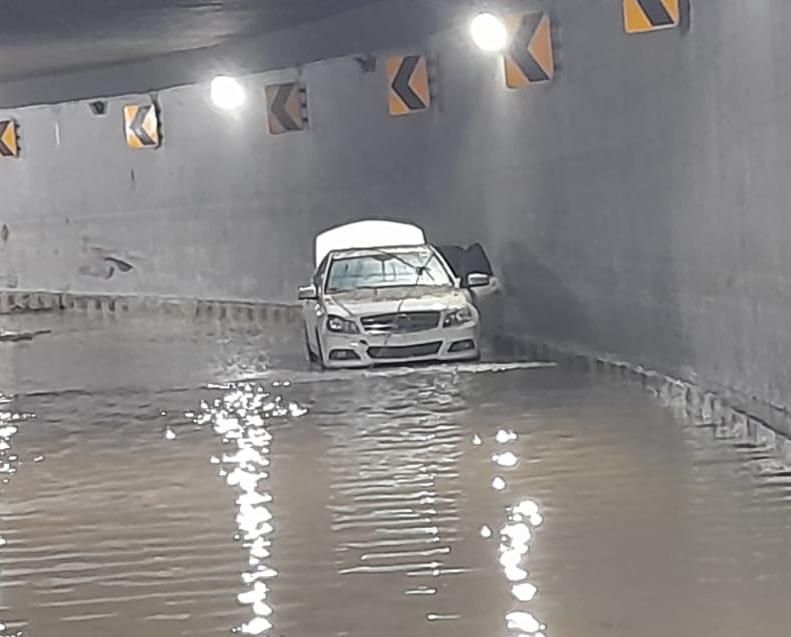 Mueren 2 personas en paso a desnivel inundado por las lluvias en Zapopan