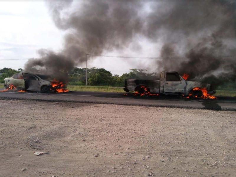 Queman vehículos y bloquean carreteras en Tabasco
