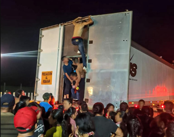 Rescatan a 350 migrantes hacinados en caja de un tráiler en Veracruz