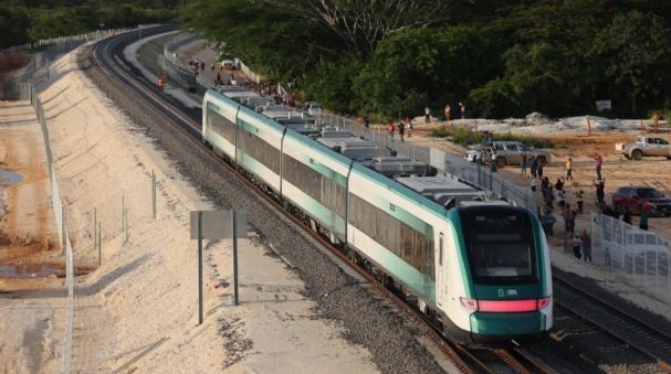 Colocación de vía del Tren Maya alcanza 55 por ciento de avance: AMLO