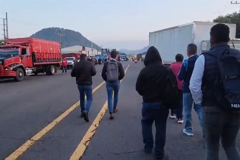 Transportistas bloquean accesos a Uruapan