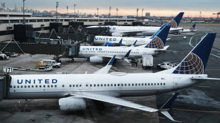 United Airlines suspende vuelos por error informático; los reanuda casi una hora después
