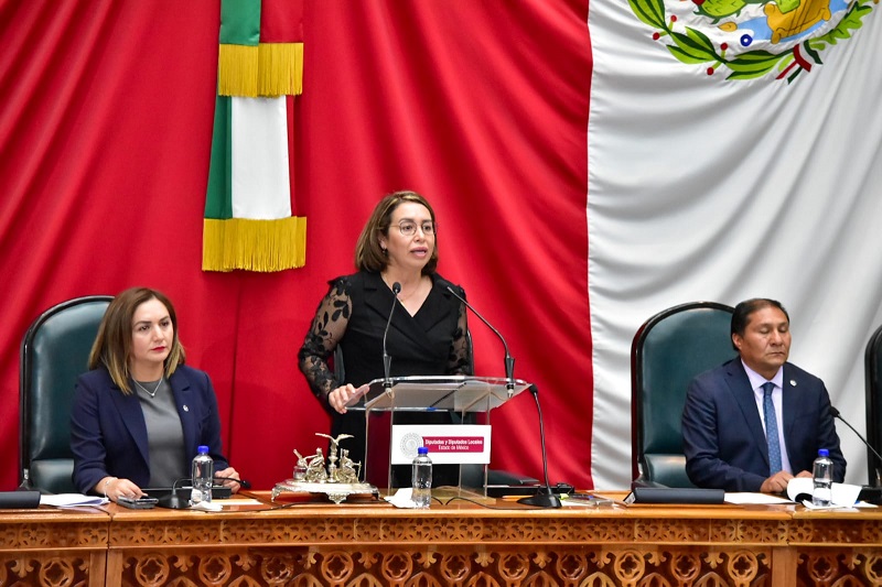 Azucena Cisneros, presidenta de la Mesa directiva de la Legislatura local