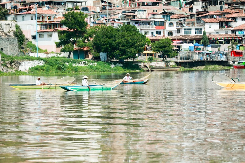 Advierten riesgo de navegación en Lago de Pátzcuaro para noche de muertos