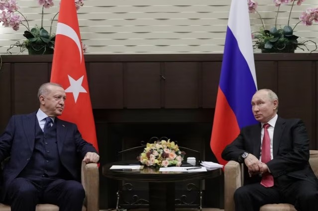 Tras reunirse con Putin, el presidente de Turquía dice no divisar la paz en un futuro previsible