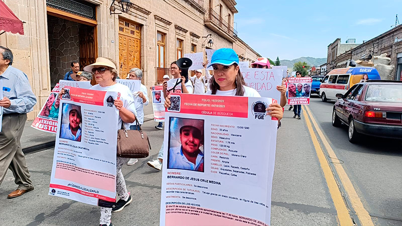 Familiares de desaparecidos amenazan con cerrar carreteras en Michoacán