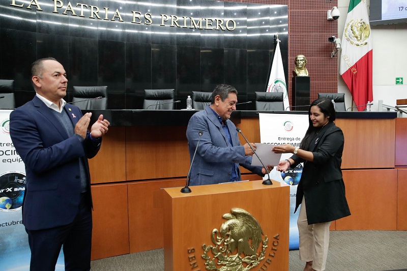 Reconocen en el Senado a equipo de jóvenes especialistas en exploración aeroespacial