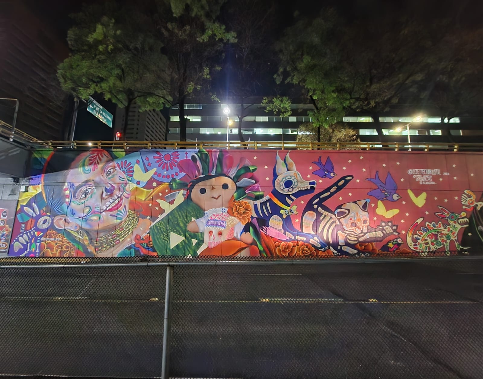 Artistas urbanos plasman su visión del Día de Muertos en murales de la CDMX