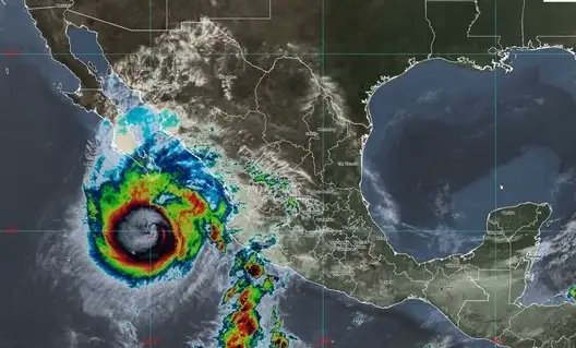 Aerolíneas cancelan operaciones en BCS por huracán ‘Norma’