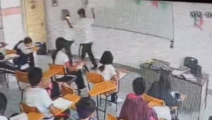 Alumno de secundaria ataca a puñaladas a su maestra