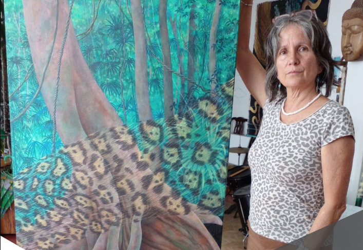 Beatriz Padilla quema una de sus obras a favor de la Selva Maya